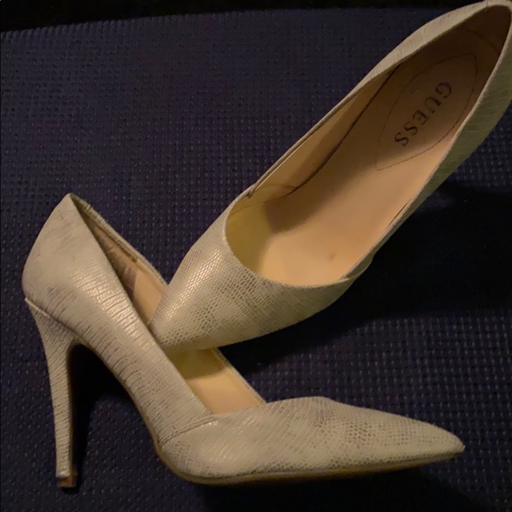 Women’s Guess Pumps